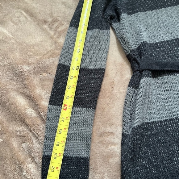 Red paint sweater with belt size Medium - Picture 8 of 11